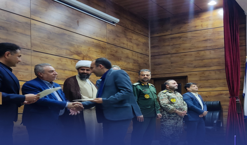 تقدیر از کارمند نمونه دانشگاه فسا در جلسه شورای اداری شهرستان  در جلسه شورای اداری شهرستان فسا که روز دوشنبه ۷ مهرماه با حضور فرماندار و جمعی از مسئولان شهرستان برگزار شد، از کارکنان نمونه ادارات دولتی تقدیر به عمل آمد. در این مراسم، آقای یاسر سلیمانی، کا